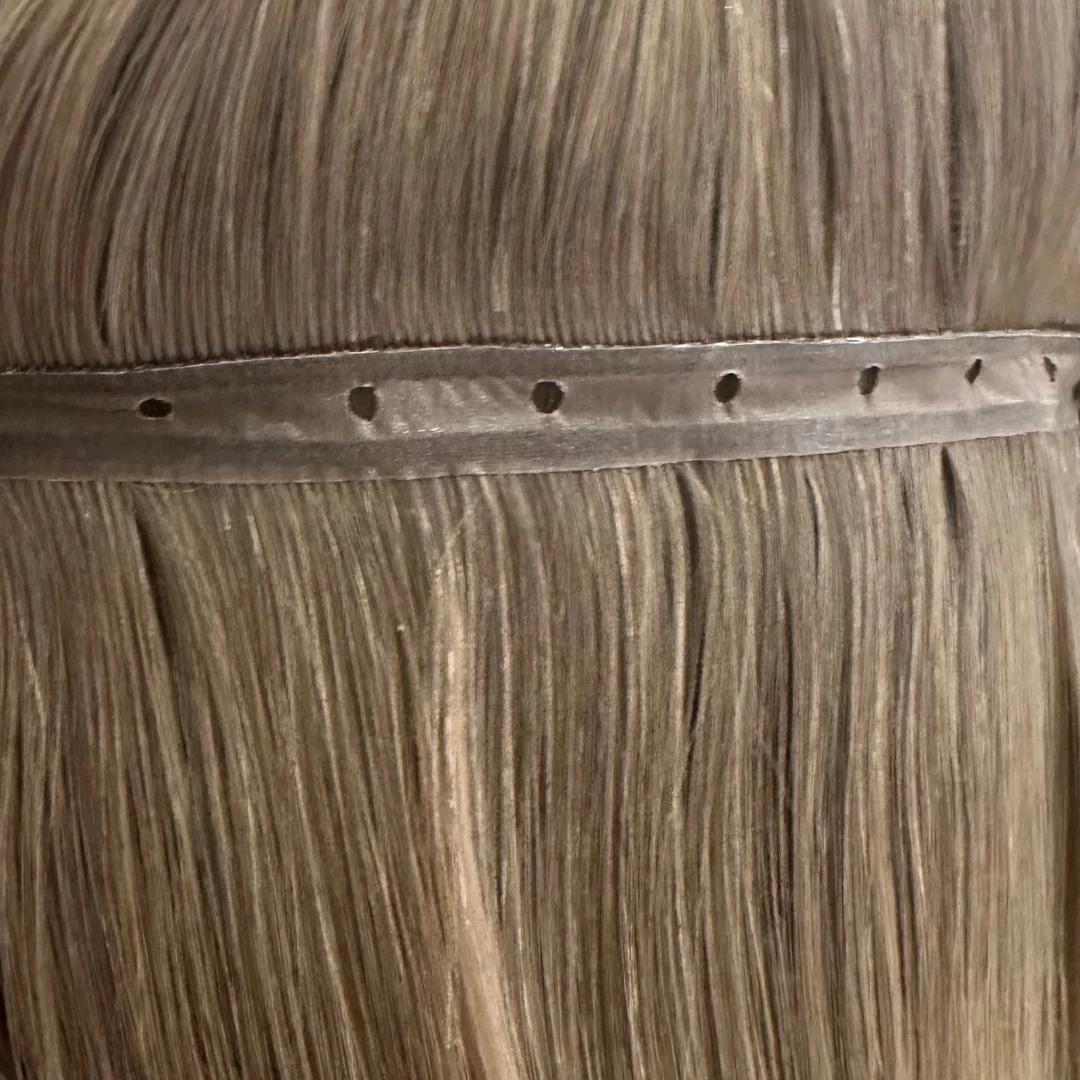 Trägerband mit Lochung von der Butterfly Tresse die von Hair Agents hergestellt worden ist