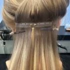 Butterfly Tresse mit hochgestecktem Trägerband. In der Mitte befestigt mit 3 Microringen von Hair Agents
