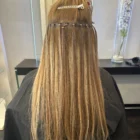 Butterfly Tresse die von Hair Agents hergestellt worden ist. Diese liegt bereits befestigt mit Microringen am Kopf.