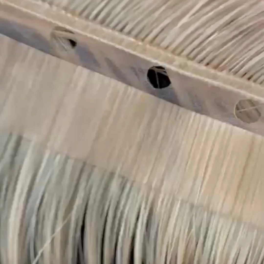 Detailaufnahme von der Lochung die bei einer Butterfly Tresse von Hair Agents zu sehen ist.